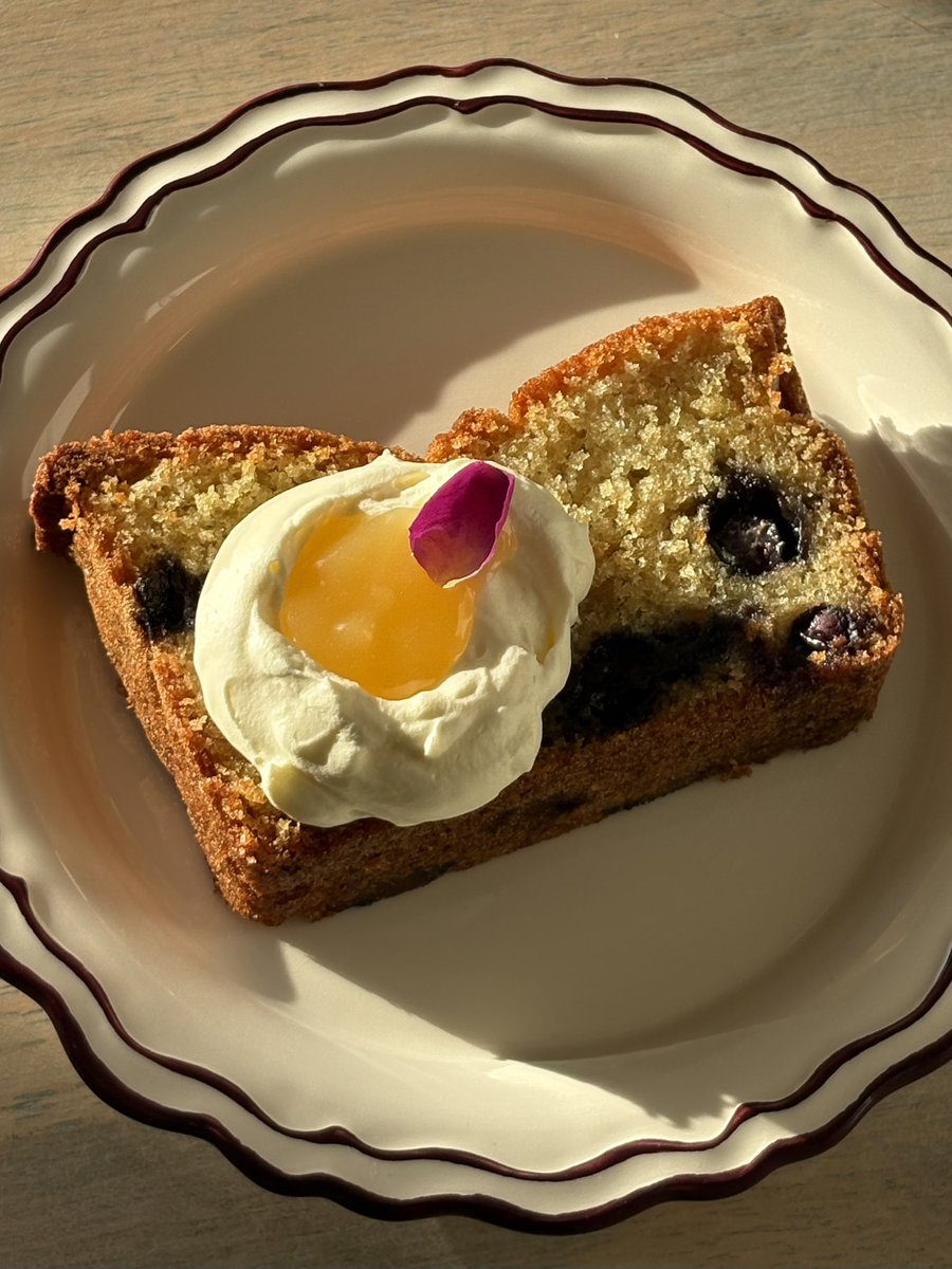 saweeeties's tweet photo. lemon blueberry cake, lemon curd, honey whipped cream https://t.co/gfiu6Vw4Im
