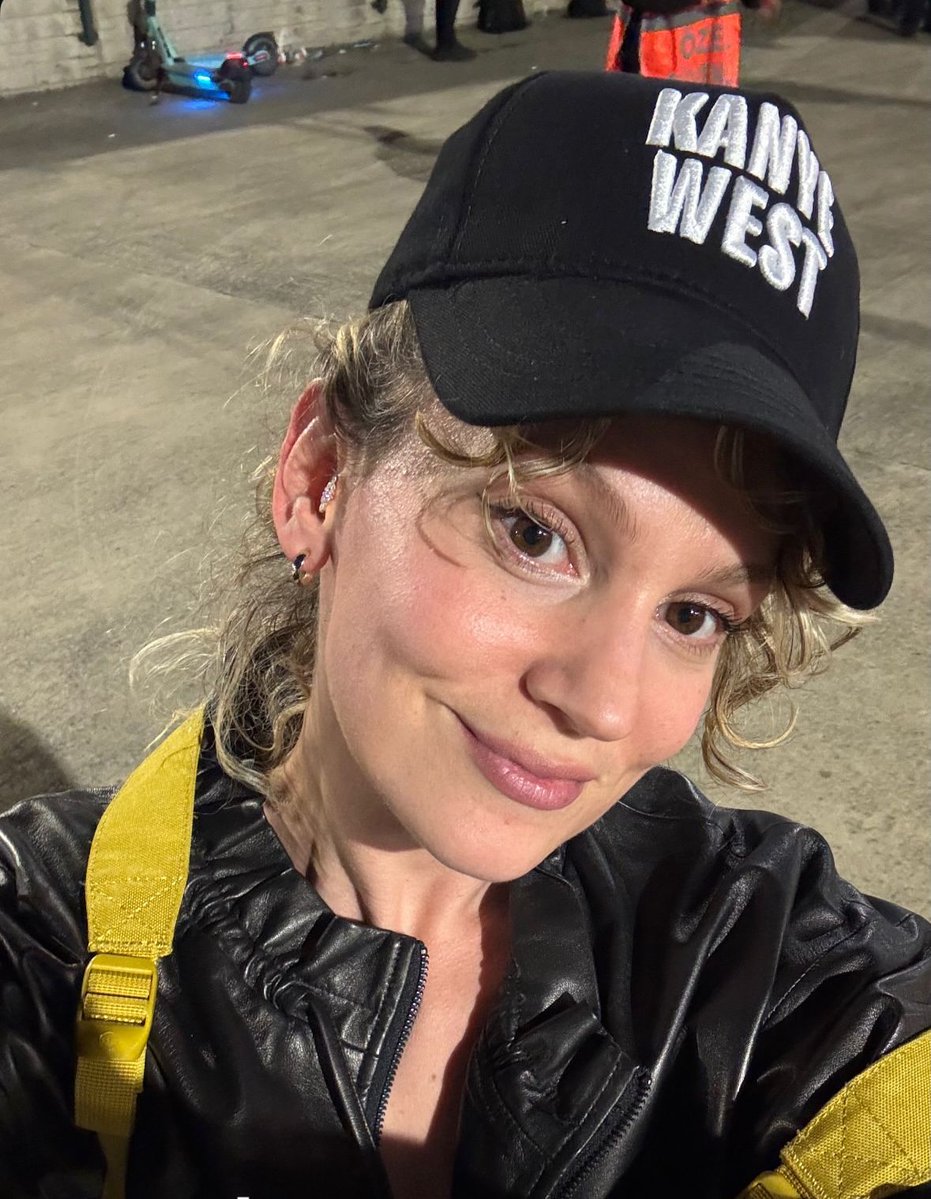 populicc's tweet photo. Farah Zeynep Abdullah, Ye konserine gitmesinin ardından kendisine yöneltilen eleştirilere yanıt verdi.

"Kimsenin kutsanmasını doğru bulmuyorum. Kanye West'i de kişisel olarak savunmuyorum.

Konserine gidenleri listeleyelim, ifşa edelim tavrı tehlikeli. Yılmaz Güney'in şahıs olarak yüceltilmesine karşıyım.

Sinemasını sevmeniz ya da sevmemeniz beni ilgilendirmiyor. Gizli olmayan bir şey nasıl ifşa edilir?

Ozan Güven meselesinde problem suçludan çok adalet sistemiyle olmalı. Devlet suçluya dışarıda gezme hakkı verdiyse mesele sistemdir.

Sırf yapabiliyorsun diye birinin üstüne gitmek çözüm değil. Bazılarının feminizmi çekmeye çalıştığı yerde değilim."