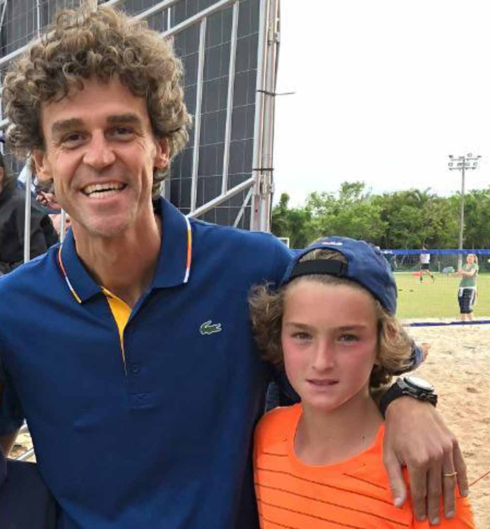 JeuSetMaths's tweet photo. 📊 Joao Fonseca 🇧🇷 devient le premier Brésilien à se hisser en 1/4 de finale d'un tournoi du Grand Chelem depuis Gustavo Kuerten 🇧🇷 à Roland-Garros en 2004.

Joao Fonseca n'était pas né à l'époque. https://t.co/h4LUkPu9RR