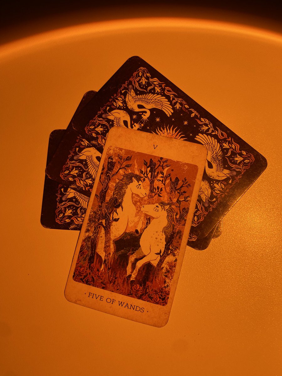 melloracles's tweet photo. ♎️ LIBRA • JUNHO:

Libra, a energia de junho se mostra competitiva, trazendo certo caos e até conflitos, sejam eles internos ou externos. No entanto, essa energia será um convite para te lembrar dos posicionamentos que precisam ser colocados em prática.

Não será mais tolerável tentar agir de forma diplomática nos momentos em que você precisa ser ágil, porque, caso contrário, pode acabar sendo engolido por quem tem mais voz do que você.

Não há problema em lutar por espaço, crescimento ou melhorias, mas é preciso saber exatamente onde começar, por que está lutando e qual é o momento de parar. Nem toda situação precisa da sua intermediação, mas você precisará de pulso firme para não ser engolido pelas circunstâncias.

Distancie-se de pessoas e situações que tentem despertar o pior em você. No entanto, não deixe de mostrar o seu potencial quando necessário.

Conflitos podem acontecer, então saiba usar os argumentos certos.