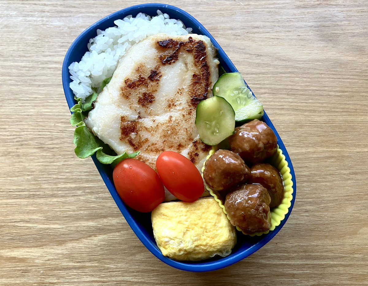 elmo181819's tweet photo. おはよございます
6/1のお弁当です♪
⭐︎メカジキ ⭐︎卵焼き ⭐︎きゅうりの浅漬け ⭐︎イシイのミートボール
洗面台から水モレが…業者呼ばないと😢
#お弁当記録 #えるものお弁当記録 https://t.co/bGNkVJ1Tgx