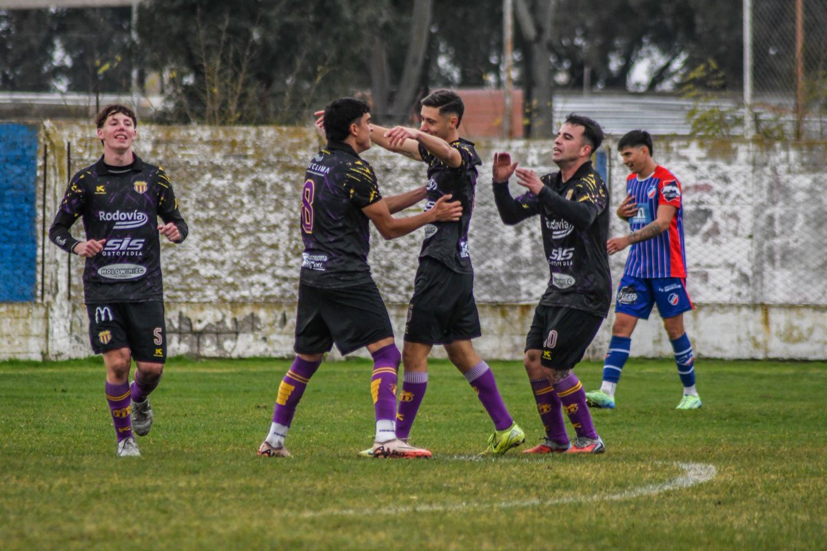 ClubTiro's tweet photo. 🫂 Los festejos de la tarde en Punta Alta. 
⠀⠀⠀⠀⠀⠀⠀⠀
💜💛💜 https://t.co/Og18Y8zX00