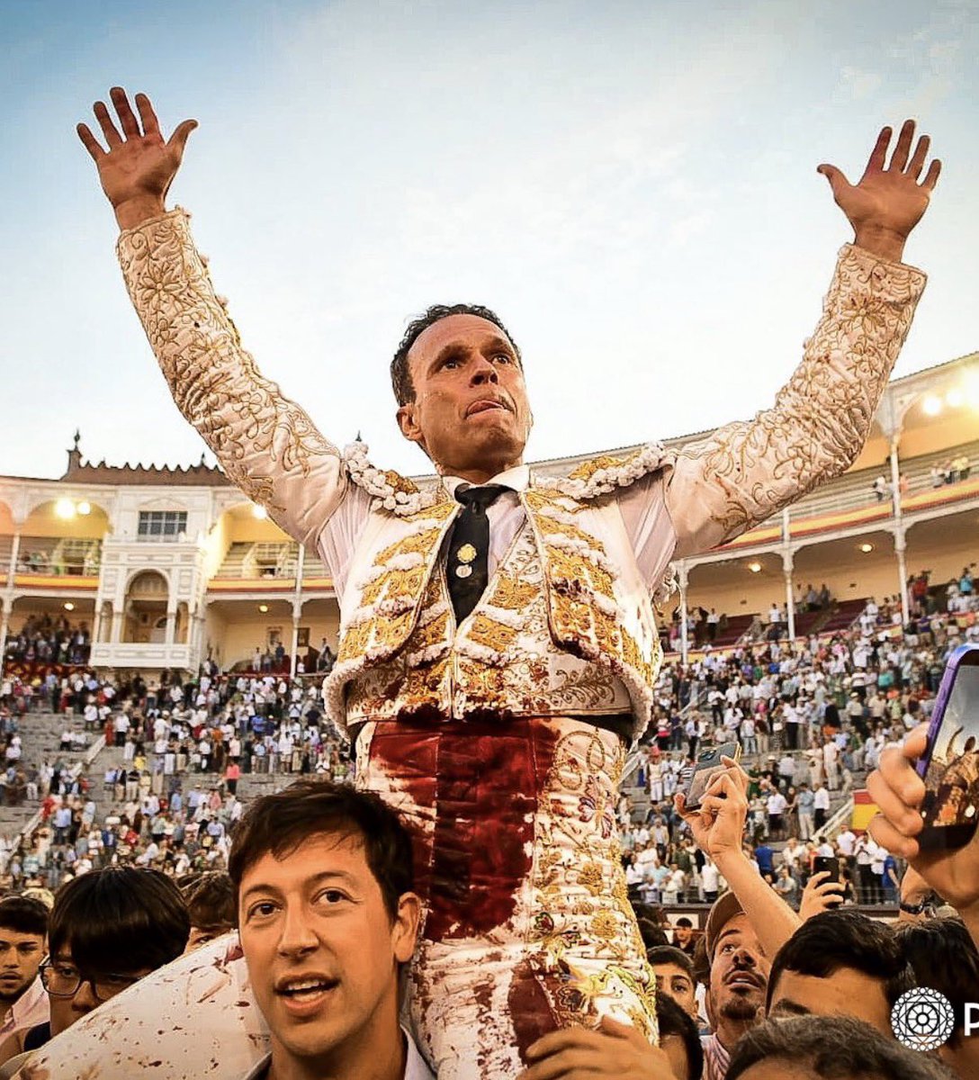 NMorenodeTerry's tweet photo. Qué difícil es ser genuino de verdad. Gloria para Antonio Ferrera, ejemplo de autenticidad, personalidad y valor para ser uno mismo. https://t.co/558oCcPSP5