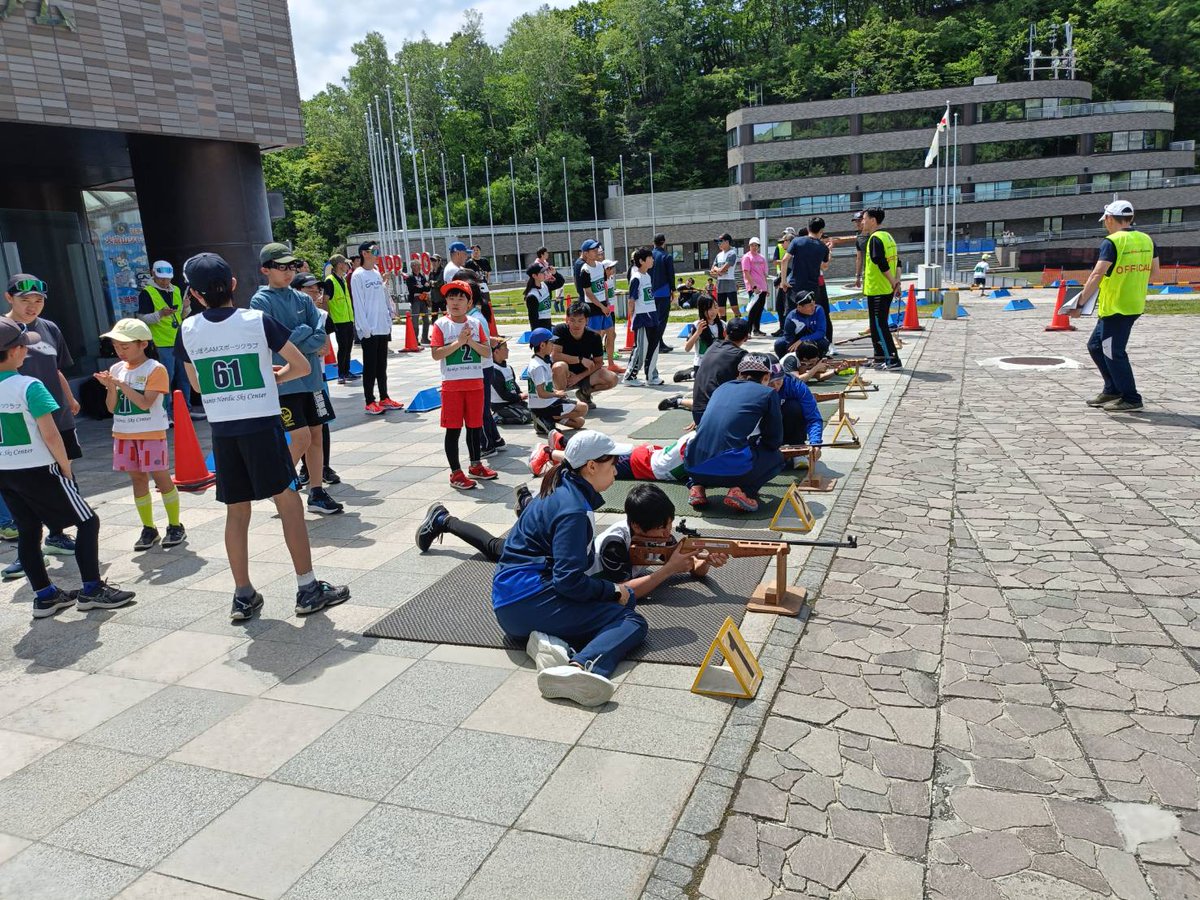 jp1abe's tweet photo. 昨日は大倉山でバイアスロンフェスティバル2026を開催しました☀️

レーザー銃体験ではたくさんの笑顔が見られ、子どもから大人までバイアスロンを楽しんでいました😊🔫🎯

そして午後は標高531ｍ「藻岩山の日」⛰️
久しぶりに登りましたが、筋力不足で下山後は脚がパンパンです💦 https://t.co/kEO9CRe4de