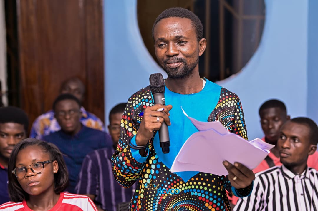 Revco_rdc's tweet photo. L’École du Parti REVCO a poursuivi ses activités de formation ce samedi avec une séance consacrée au militantisme politique. À cette occasion, le Président du REVCO, Fanfan Mansiantima Ndefi, affectueusement surnommé « FAMAN » par les jeunes, a développé un enseignement axé sur les qualités essentielles que doit incarner tout militant engagé. À travers son intervention, il a insisté sur la discipline, la responsabilité et l’attachement aux valeurs du parti. À l’issue de cette session, les participants ont exprimé leur satisfaction quant à la qualité de la formation reçue. Ils ont également salué la vision de REVCO en matière d’encadrement et de renforcement des capacités de ses membres. 

Faites comme eux, rejoignez-nous et ensemble, assurons la grandeur du Congo.