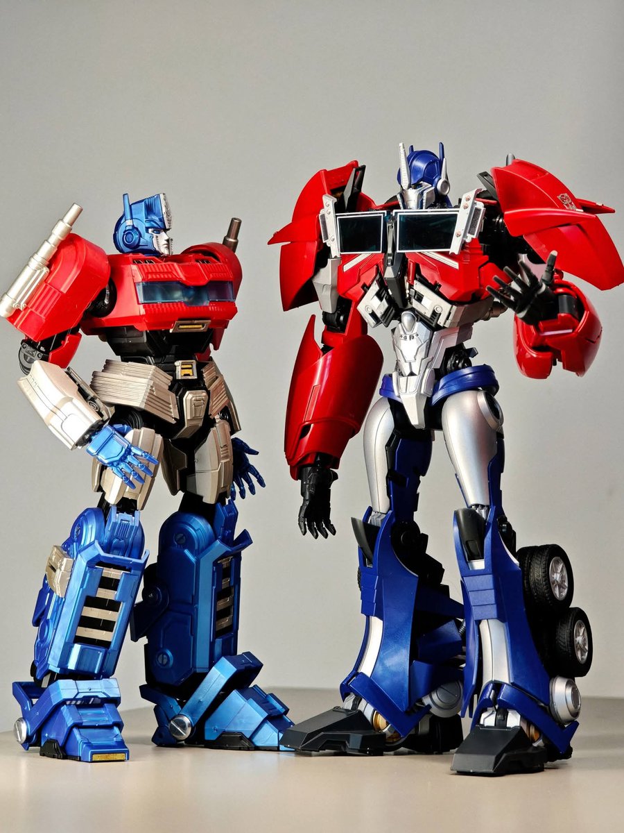RemmmmiDarki's tweet photo. They're talking on how to deal with a breakup 
#transformers https://t.co/Qj13I9grj8