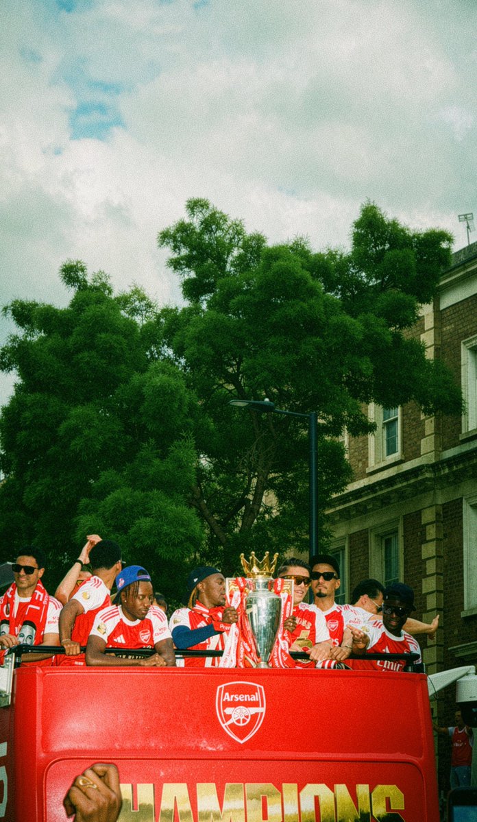 _R1DZ's tweet photo. CHAMPIONS OF ENGLAND https://t.co/1ysb5IqJfS