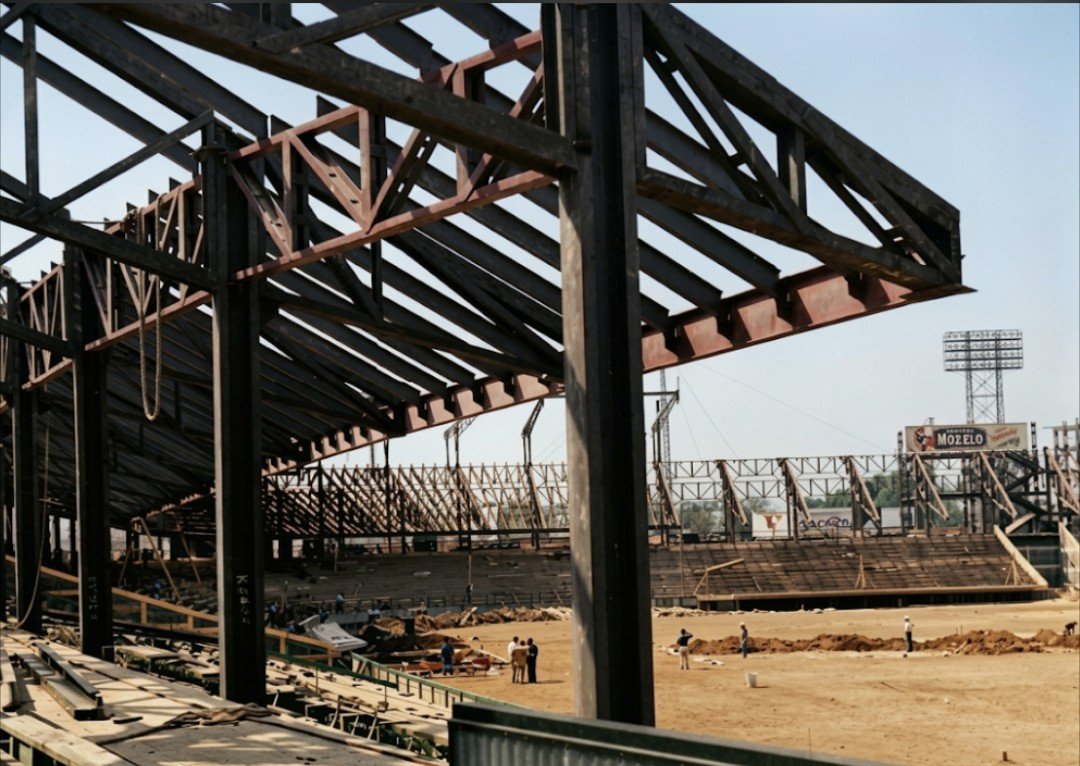MXESTADIOS's tweet photo. Construcción del extinto Parque Deportivo del Seguro Social.
Fue el primer gran estadio de beisbol en México. 
Era propiedad del IMSS.
Tenía capacidad para 25 mil personas.

Fotos colorizadas del original con IA. https://t.co/AHRFvJc9v4