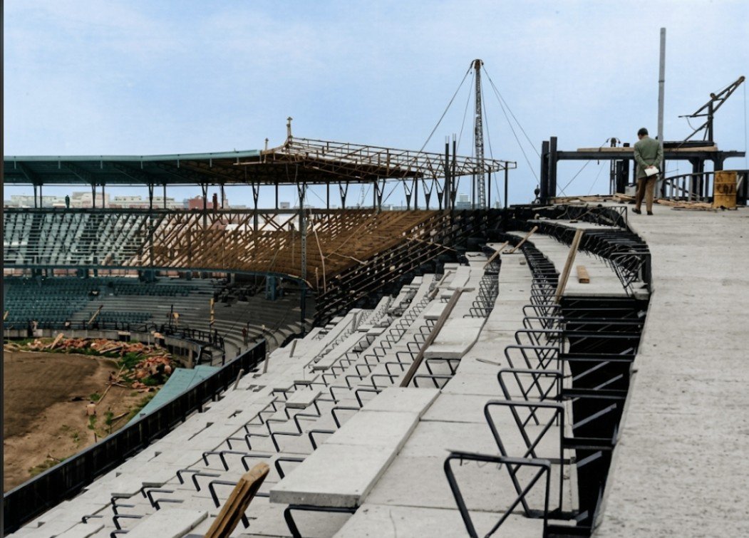 MXESTADIOS's tweet photo. Construcción del extinto Parque Deportivo del Seguro Social.
Fue el primer gran estadio de beisbol en México. 
Era propiedad del IMSS.
Tenía capacidad para 25 mil personas.

Fotos colorizadas del original con IA. https://t.co/AHRFvJc9v4