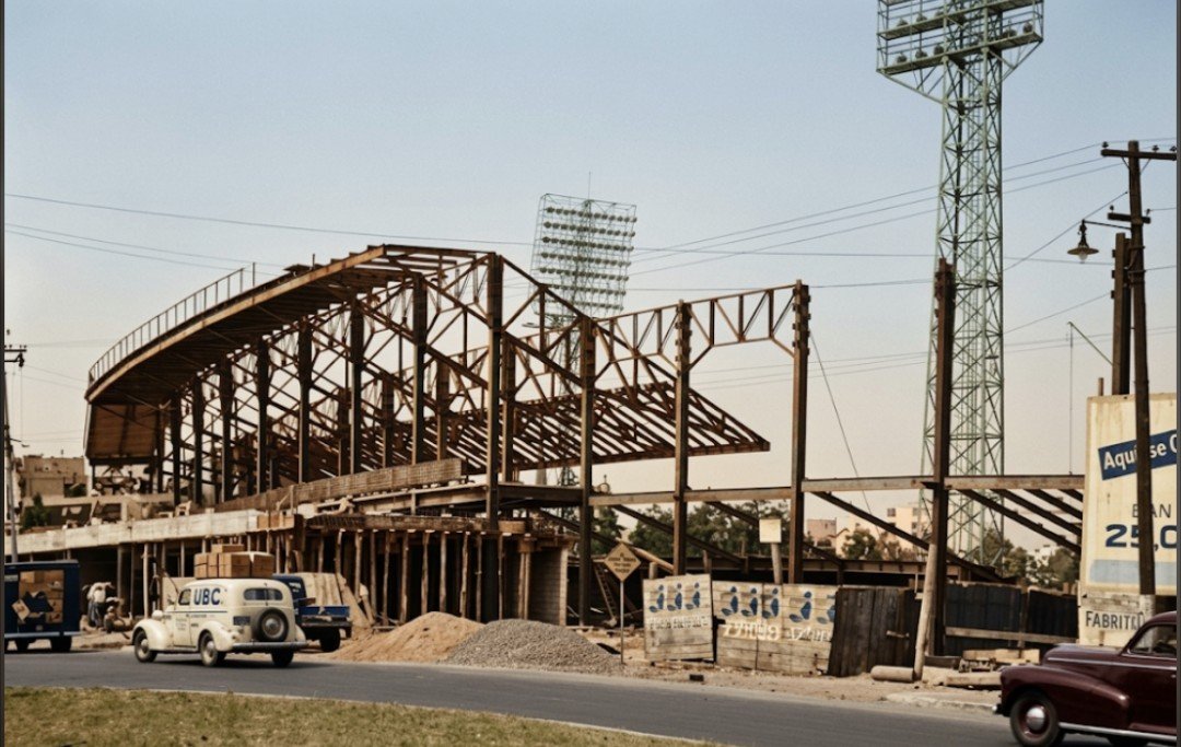 MXESTADIOS's tweet photo. Construcción del extinto Parque Deportivo del Seguro Social.
Fue el primer gran estadio de beisbol en México. 
Era propiedad del IMSS.
Tenía capacidad para 25 mil personas.

Fotos colorizadas del original con IA. https://t.co/AHRFvJc9v4