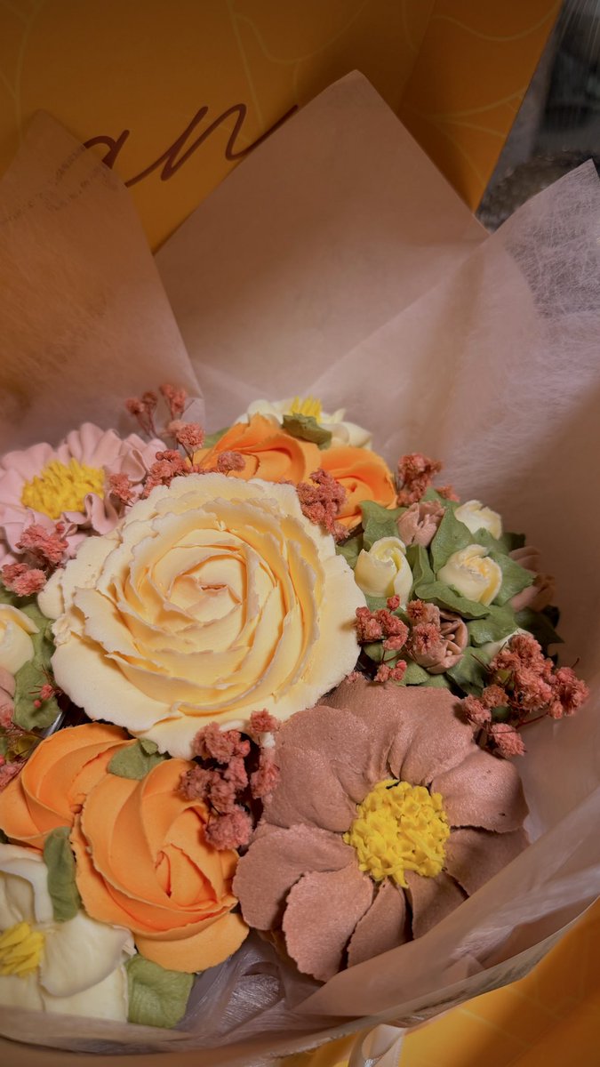 aaalnj's tweet photo. All the love for May, the flowers of May and my first season ♥️☂️ https://t.co/QSHEnxv3Wi