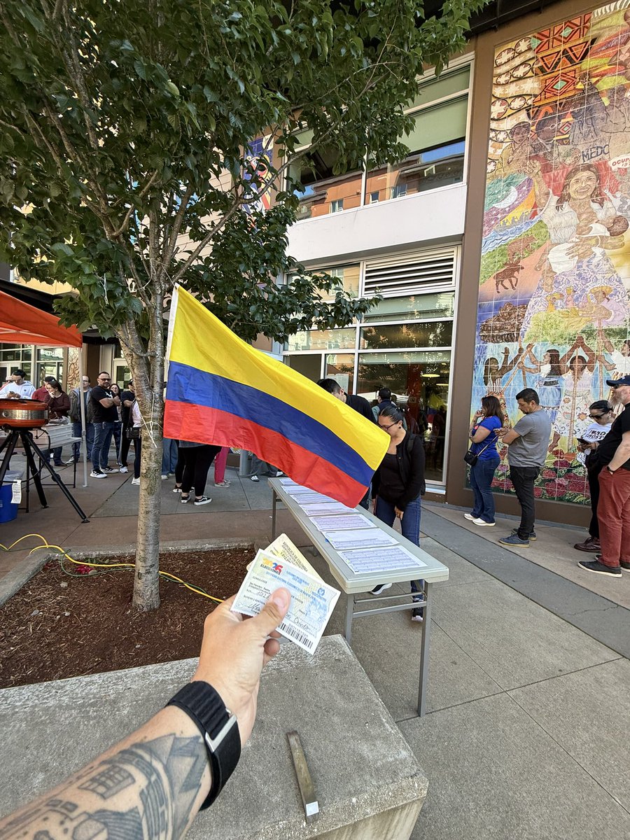 diego_creativo's tweet photo. Ejercer la democracia es un motivo de orgullo al estar lejos de casa. Debería serlo siempre, el tema es que Colombia nos quita las ganas elección tras elección. https://t.co/FYU1RoclkS