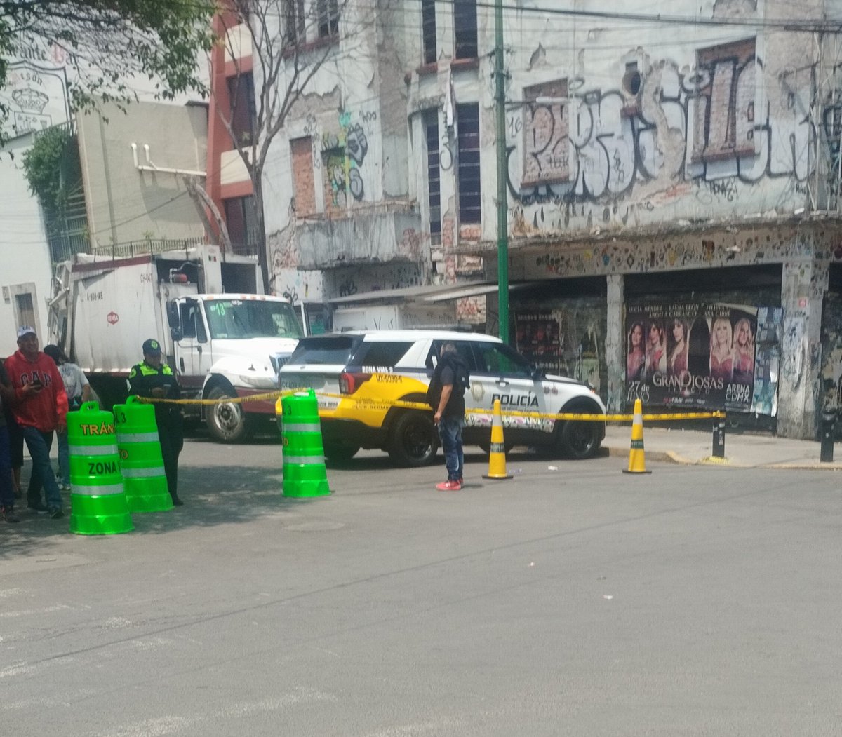 soytabacalera's tweet photo. Cuando hay evento en el Monumento a la Revolución, quienes vivimos en Tabacalera pagamos el costo: calles cerradas desde hace días, Metrobús afectado, basura, ruido y hasta personas usando nuestras calles como baños públicos. Los eventos terminan, pero las afectaciones nos las quedamos los vecinos. 
¿Quién responde? 
#Tabacalera #CDMX 
@Claudiashein @ClaraBrugadaM @GobCDMX @GobiernoMX @SPAOVP_CDMX