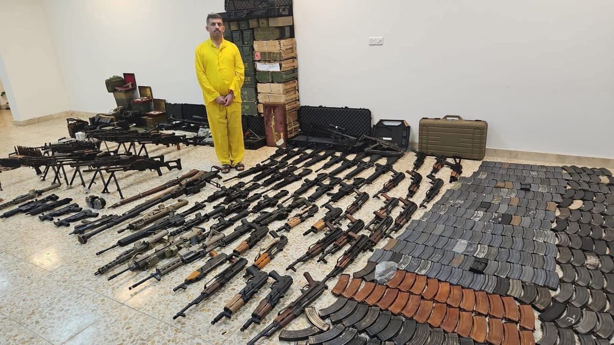 ali313Ali12's tweet photo. حصر السلاح بيد الدولة 

الأسلحة التي ضبطت في منزل عدنان الجميلي مدير عام شركة مصافي الشمال ، هذا هو السلاح الخارج عن القانون فكم عدنان آخر لديه اسلحة !!!؟ https://t.co/KDS8xUqYvL