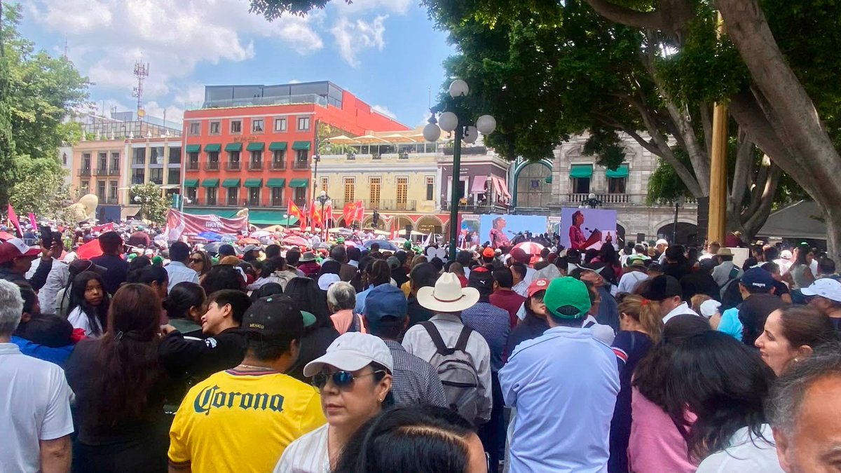 MPx4T1's tweet photo. Este domingo millones de mexicanas y mexicanos de todos los rincones de la Patria acudimos a las Plazas Públicas a refrendar nuestro respaldo a la Pdta. @Claudiashein y celebrar 2 años del aplastante triunfo del 2do Piso de la 4T. 

En #Puebla escuchamos su contundente mensaje sobre los grandes avances de la #4T en beneficio del #Pueblo y de la #Nación. 

Así como su patriótica defensa de nuestra soberanía, independencia y libertad. 

Tenemos una #Presidenta y un #Pueblo a la altura de la historia de nuestro gran país.

Un #Pueblo movilizado nunca será sometido ni conquistado por ningún interés ni gobierno extranjero.

#ClaudiaDaResultados
#ClaudiaPresidentaDeMéxico