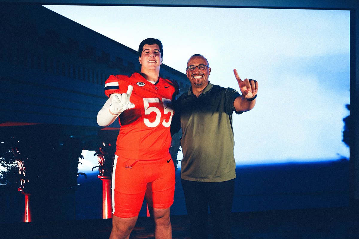 Stafford_55's tweet photo. Thank you @UVAFootball for a great OV weekend- amazing culture and impressed with the people &amp; the program #wahoowa #GoHoos

@Coach_TElliott @JoeyOrck @jsperos
@CoachCoryMartin @coachdeskitch @CoachLMartin

@ArabFBall @KyleRouton
@adamgorney https://t.co/ArcNxDZMQB