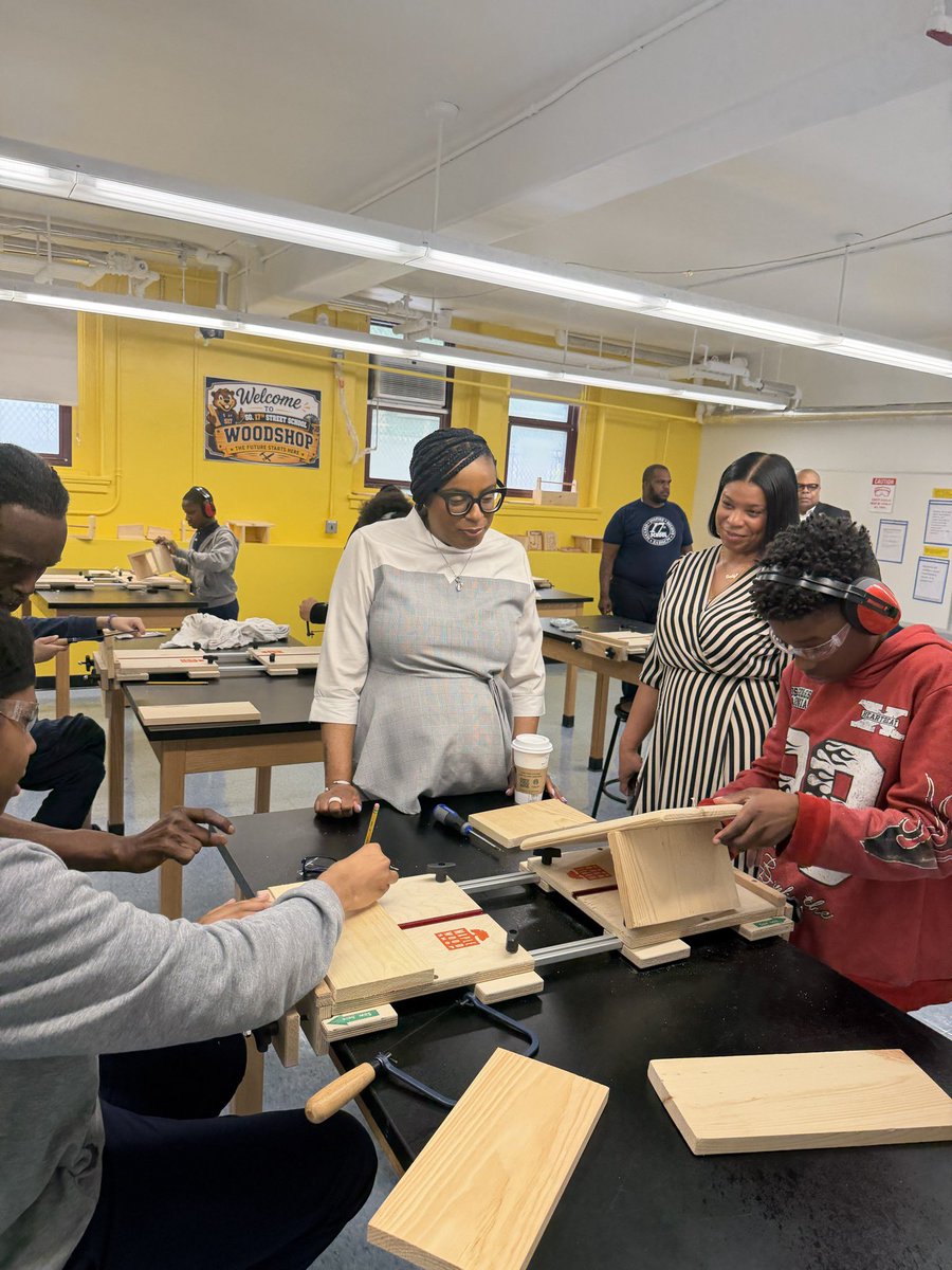RepLaMonica's tweet photo. This week in the 10th Team LaMonica was…

📢Standing up for our neighbors at Delaney Hall. 
⚽️Prepping for the big game by launching the official NJ Soccer Kit.
👩🏽‍🏫 Serving as “Principal for a Day” at @nps_south17th.
📝Hosting Know Your Rights training in West Orange. https://t.co/9qf4oBGqKg