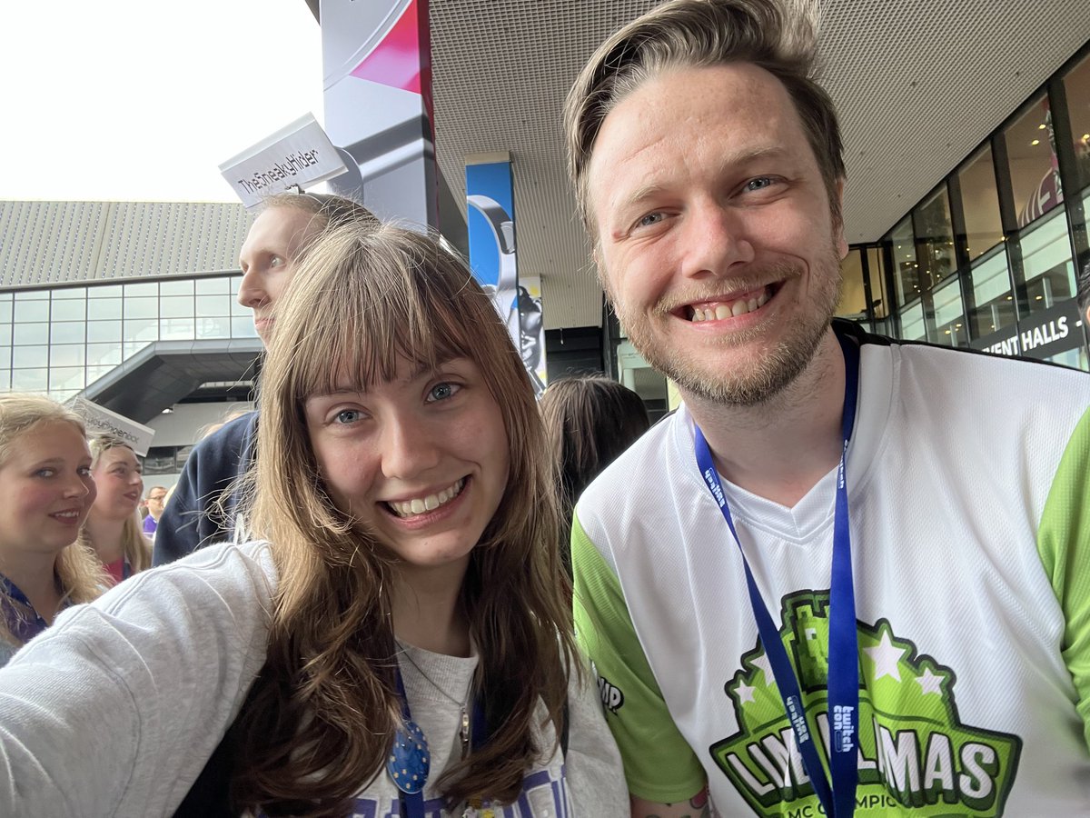 CosmoMoonnn's tweet photo. and also oh my GOSH i met so many awesome people, i had such an amazing time this is so cool

(i spent all weekend hoping to meet lizzie i am so joyous) https://t.co/loZOQdKtML