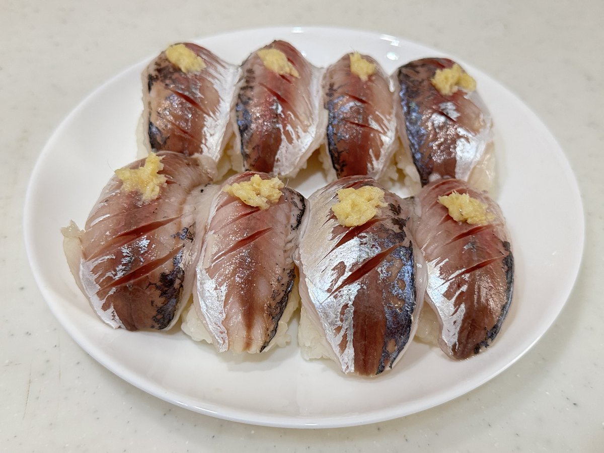 Hara11043's tweet photo. 東京湾の黄金アジ釣りに行ってきました
小さいけど脂がのって美味しいブランドアジです
いつもの寿司にして、激うま😊
♯東京湾
♯黄金アジ
♯キンアジ
♯脂ノリノリ
♯アジ寿司 https://t.co/s2ajWJgdzS