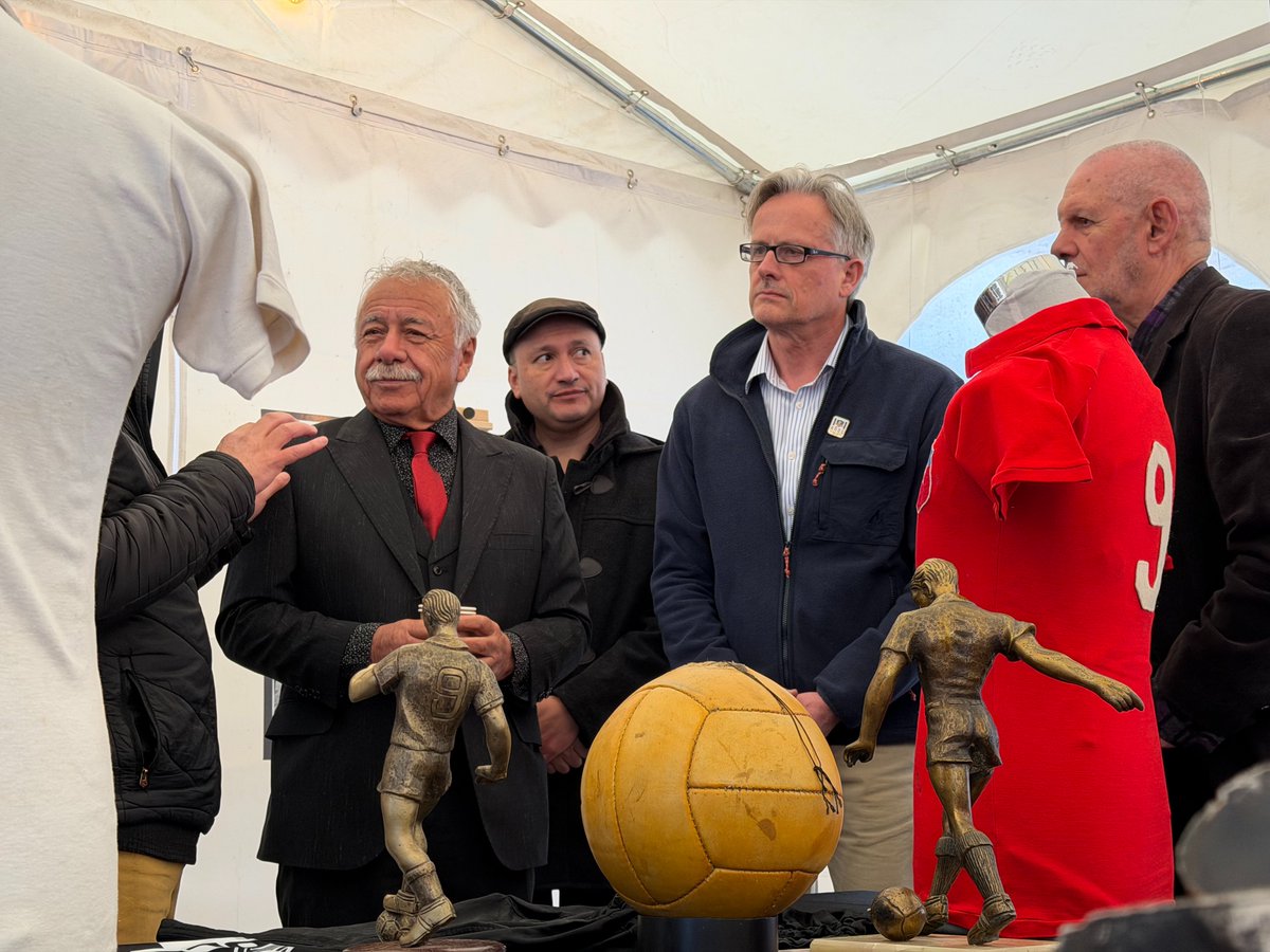 UKinChile's tweet photo. Como parte del #DíadelosPatrimonios el embajador @DConcar recibió a Carlos Caszely en la Residencia Británica. "El Rey del Metro Cuadrado" participó de una exhibición en honor al histórico jugador chileno-británico Jorge Robledo, quien brilló jugando en Inglaterra y en @ColoColo. https://t.co/Uie3spiwvk