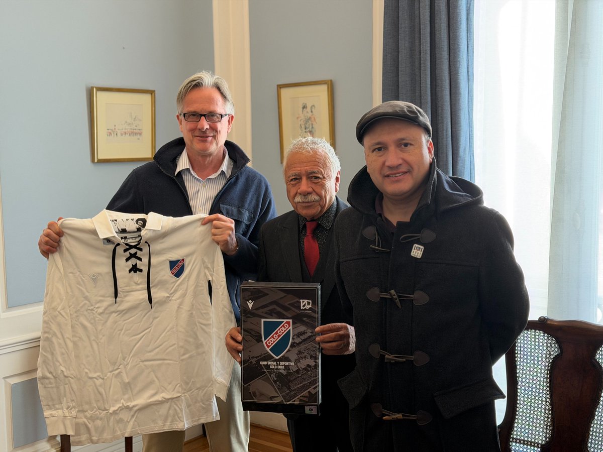 UKinChile's tweet photo. Como parte del #DíadelosPatrimonios el embajador @DConcar recibió a Carlos Caszely en la Residencia Británica. "El Rey del Metro Cuadrado" participó de una exhibición en honor al histórico jugador chileno-británico Jorge Robledo, quien brilló jugando en Inglaterra y en @ColoColo. https://t.co/Uie3spiwvk