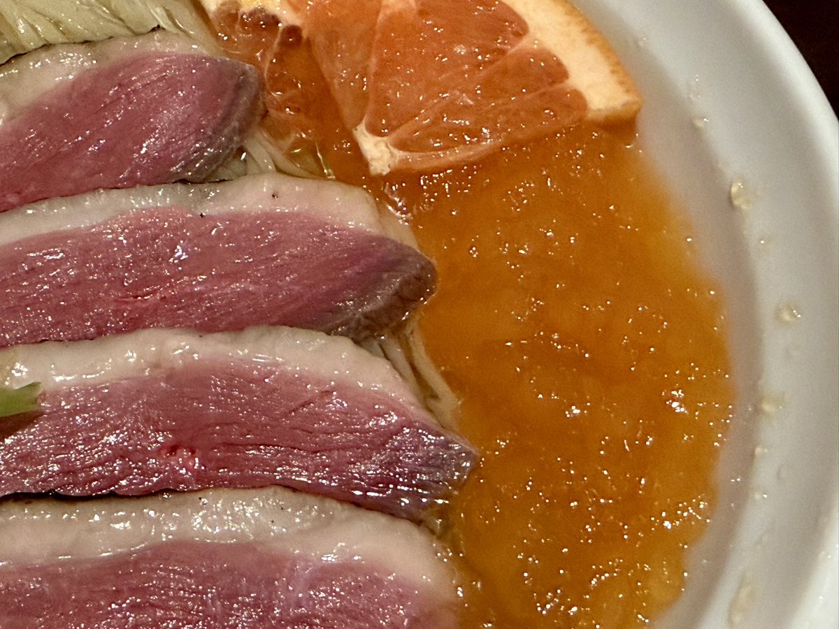 hinono2thinono2's tweet photo. 神保町でラーメン🍜

麺屋33

マグレカナール鴨と塩グレープフルーツジュレ
大盛り
特撰らーめんトッピング
ほぐし肉丼

冷やし日和！☀️
味変でグレープフルーツのジュレを混ぜると、暑い日にぴったりの爽やかな一杯に！
もちろん混ぜる前も美味です👍
大盛りにしたけどあっという間に完食！ https://t.co/R1toksOrE5