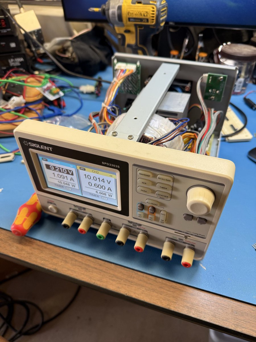 KB7ZUT's tweet photo. Can you spot the totally missing solder joint on my Siglent power supply encoder ground?  It has been slowly driving me insane for the last couple of months. Me: Just increase by 50mV please. PS: how about going all the way to the 32V limit in one step… https://t.co/6W2kG8duP6