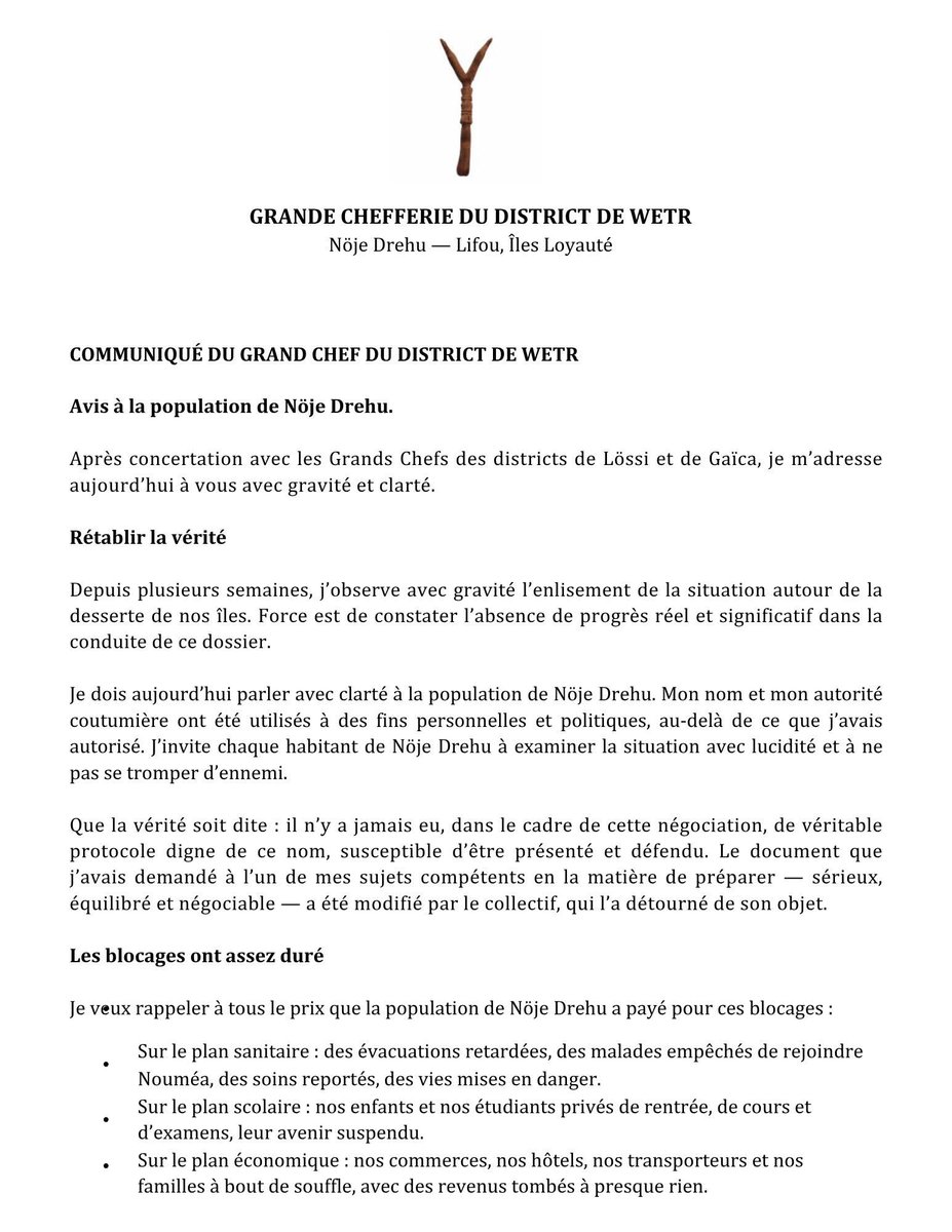 gcdebauer's tweet photo. Le grand chef du WETR (Lifou) ordonne la levée des blocages, parce qu'il a honte que le collectif NE DREHU ait écrit un protocole d'accord prévoyant un loyer coutumier.

Dans les cultures de la honte, répandues dans les sociétés tribales, communautaires ou claniques, l’essentiel n’est pas ce que vous avez fait, mais ce que les autres pensent que vous avez fait.  La règle est sociale, non morale. Il ne s’agit pas d’être bon, mais de  ne pas être déshonoré. Le groupe prime sur l’individu. Le regard du  clan, de la tribu, du chef coutumier ou du cercle familial est le  véritable tribunal.

Or, dans cette affaire de blocage de l'aérodrome de Lifou (en fait, de la compagnie AIRCAL, puisque l'autre compagnie Air Oceanie pouvait atterrir librement, comme l'indique le communiqué), le chef SIHAZE l'exprime clairement : il avait autorisé le blocage comme lever de négociation, mandaté le collectif pour porter le blocage en vue d'un accord, mais il était impensable d'y inclure officiellement une clause financière.

« le document que j’avais demandé à l’un de mes sujets compétents en la matière de préparer – sérieux, équilibré et négociable- a été modifié par le collectif, qui l’a détourné de son objet. »

Le « sujet compétent en la matière » n’a pas besoin d’être nommé, on sait qu’il s’agit d’une personne qui s’est fait récemment connaitre sur le sujet d’AIRCAL, en se présentant comme quelqu’un qui n’avait pas d’ambition politique, et qui est aujourd’hui tête de liste en province Sud.

Le projet de protocole modifié a circulé sur les réseaux le 27 mai 2026 en mentionnant une « redevance coutumière de toucher » de 900 F CFP par passager, portée à 5000 F pour les militaires (c’est drôle).
La honte est telle qu’il a suffit de trois jours pour que le grand chef du district qui accueille l’aérodrome de Lifou siffle la fin de la partie : son communiqué du 30 mai annonce la levée du blocage de la société Aircal au 1er juin.

Que nous enseigne cette séquence ?
La culture kanak traditionnelle est une culture de l’ordre communautaire, du lignage, de l’interdiction et du devoir rituel. Elle produit une vie collective très réglementée, dans laquelle le comportement est jugé par le collectif avant d’être pensé par l’individu. Ce n’est ni un défaut ni une vertu en soi : c’est un fait anthropologique.
La priorité est la face. Ce qui se dit en public doit protéger l’apparence du clan. La vérité n’est jamais nue, elle est négociée. Le pardon est collectif. La parole est rare. Et quand le déshonneur survient, on se tait ou on s’efface, mais on ne reconnaît pas.
Cela explique aussi pourquoi, dans les milieux militants kanak ou coutumiers, le mensonge assumé peut être un moyen de ne pas perdre la face, même publiquement. On tient parole quand la parole a été posée solennellement, dans un cadre ritualisé. Mais hors de ce cadre, la parole est réversible. Ce n’est pas de la trahison : c’est la plasticité sociale de la honte.