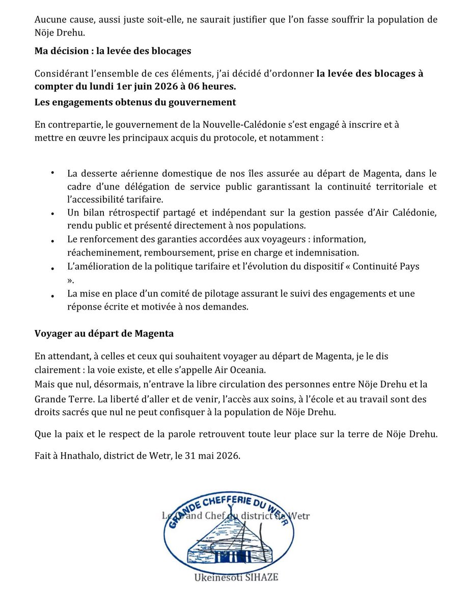 gcdebauer's tweet photo. Le grand chef du WETR (Lifou) ordonne la levée des blocages, parce qu'il a honte que le collectif NE DREHU ait écrit un protocole d'accord prévoyant un loyer coutumier.

Dans les cultures de la honte, répandues dans les sociétés tribales, communautaires ou claniques, l’essentiel n’est pas ce que vous avez fait, mais ce que les autres pensent que vous avez fait.  La règle est sociale, non morale. Il ne s’agit pas d’être bon, mais de  ne pas être déshonoré. Le groupe prime sur l’individu. Le regard du  clan, de la tribu, du chef coutumier ou du cercle familial est le  véritable tribunal.

Or, dans cette affaire de blocage de l'aérodrome de Lifou (en fait, de la compagnie AIRCAL, puisque l'autre compagnie Air Oceanie pouvait atterrir librement, comme l'indique le communiqué), le chef SIHAZE l'exprime clairement : il avait autorisé le blocage comme lever de négociation, mandaté le collectif pour porter le blocage en vue d'un accord, mais il était impensable d'y inclure officiellement une clause financière.

« le document que j’avais demandé à l’un de mes sujets compétents en la matière de préparer – sérieux, équilibré et négociable- a été modifié par le collectif, qui l’a détourné de son objet. »

Le « sujet compétent en la matière » n’a pas besoin d’être nommé, on sait qu’il s’agit d’une personne qui s’est fait récemment connaitre sur le sujet d’AIRCAL, en se présentant comme quelqu’un qui n’avait pas d’ambition politique, et qui est aujourd’hui tête de liste en province Sud.

Le projet de protocole modifié a circulé sur les réseaux le 27 mai 2026 en mentionnant une « redevance coutumière de toucher » de 900 F CFP par passager, portée à 5000 F pour les militaires (c’est drôle).
La honte est telle qu’il a suffit de trois jours pour que le grand chef du district qui accueille l’aérodrome de Lifou siffle la fin de la partie : son communiqué du 30 mai annonce la levée du blocage de la société Aircal au 1er juin.

Que nous enseigne cette séquence ?
La culture kanak traditionnelle est une culture de l’ordre communautaire, du lignage, de l’interdiction et du devoir rituel. Elle produit une vie collective très réglementée, dans laquelle le comportement est jugé par le collectif avant d’être pensé par l’individu. Ce n’est ni un défaut ni une vertu en soi : c’est un fait anthropologique.
La priorité est la face. Ce qui se dit en public doit protéger l’apparence du clan. La vérité n’est jamais nue, elle est négociée. Le pardon est collectif. La parole est rare. Et quand le déshonneur survient, on se tait ou on s’efface, mais on ne reconnaît pas.
Cela explique aussi pourquoi, dans les milieux militants kanak ou coutumiers, le mensonge assumé peut être un moyen de ne pas perdre la face, même publiquement. On tient parole quand la parole a été posée solennellement, dans un cadre ritualisé. Mais hors de ce cadre, la parole est réversible. Ce n’est pas de la trahison : c’est la plasticité sociale de la honte.