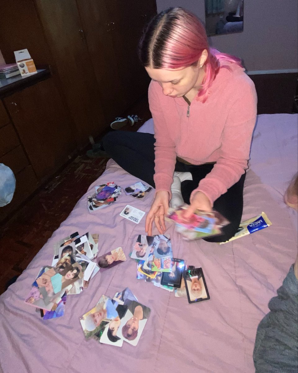 matheussssmt's tweet photo. tropa a muie ta fazendo desapego de photocard aqui cartinha de kpop sei la quem curtir essa mafia ai e quer coisa no precinho acompanhe as atualizações https://t.co/LmRagJhEgh