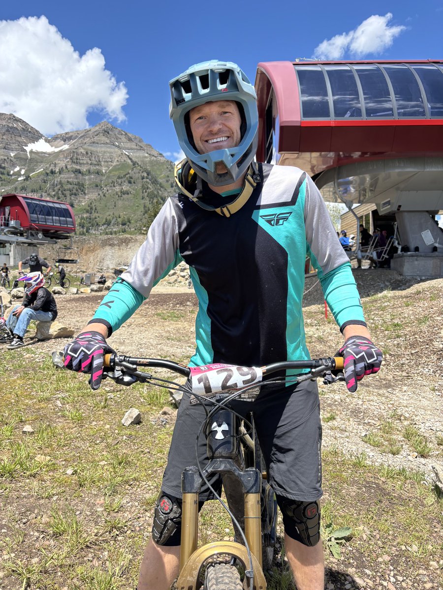 ccaarsonn's tweet photo. I did my first downhill mtb race ever today! It was a lot of fun but very humbling. I will never again tell anyone that I’m a good rider. Pics are before and after the race https://t.co/krxlhoBKuN