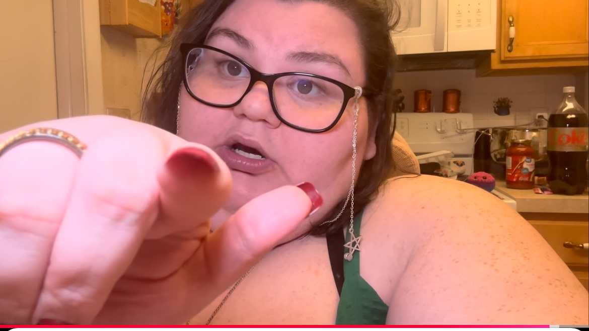 EllePole22's tweet photo. Last vlog is mostly whining and looking a hot mess. And scolding us at the end. 

#QuirkyLoveRose #QuirkyLoveRosie 
#QuirkyLoveRosee https://t.co/qeQyf0BoRO