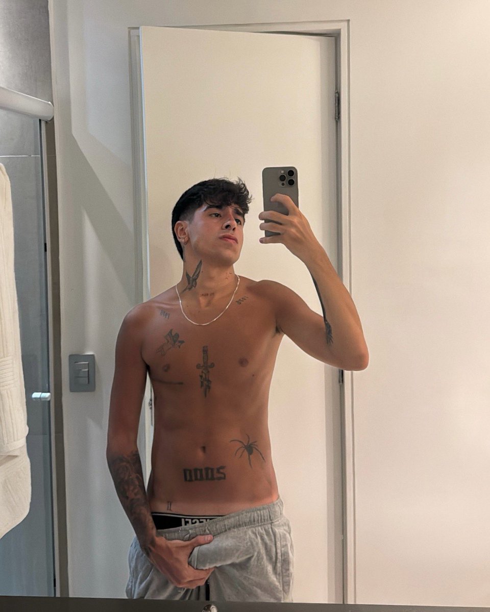 isakbrt's tweet photo. sdds de um bronzeado https://t.co/BTyNEsDxty