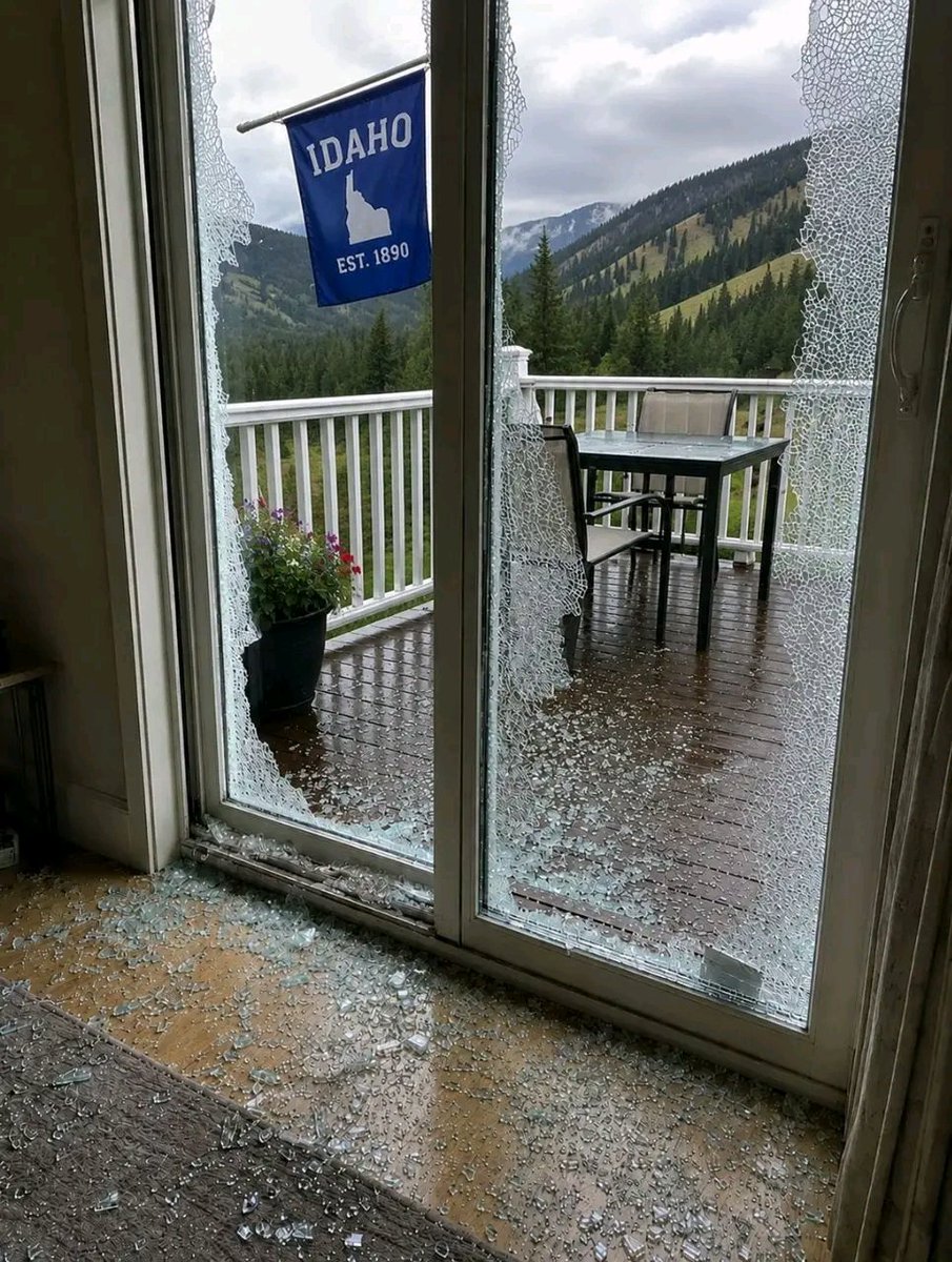 solar_ric's tweet photo. Weird shit going on. BREAKING: A mysterious sonic boom was reported across parts of Idaho this afternoon, with residents from Boise and Nampa to Idaho Falls, Twin Falls, and Coeur d’Alene describing a powerful blast that rattled windows and shook homes across the state.
One Idaho resident said they walked downstairs moments after hearing the boom and discovered their sliding glass doors completely shattered.
“I heard a loud explosion and the whole house started shaking. I honestly thought it was an earthquake.”
Authorities have not yet confirmed the source of the boom, and reports continue pouring in from communities across Idaho. Please keep everyone affected in your thoughts as officials investigate what caused the disturbance. 🌲🏔️