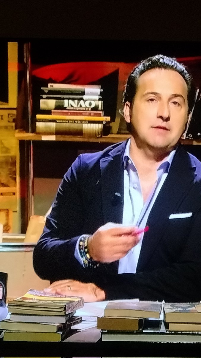 Desideratazul's tweet photo. ¿¡Pero quién le da la vuelta al libro!? @navedelmisterio #cuartomilenio @carmenporter_ https://t.co/If2upmD7Ke