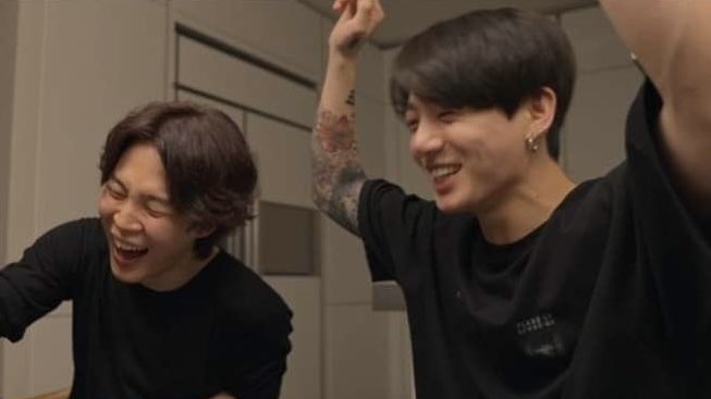 mlarmys_'s tweet photo. #JikookAu 🚪Porta 302

Depois de ajudar Park Jimin com caixas de mudança no corredor, o policial Jeon Jungkook acaba encontrando no seu novo vizinho algo que nunca teve antes: Um lar, uma família e alguém que finalmente o ensina a viver em vez de apenas sobreviver. https://t.co/t3Aa7RGGHT