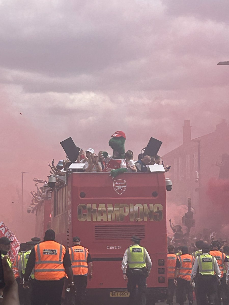 J14willOfficial's tweet photo. Walked across half of London. Every station closed. Snuck onto a train as kings cross reopened. Every shirt even at 11pm is an arsenal one. This club is huge 🔴⚪️ https://t.co/5sXDRy2OJl