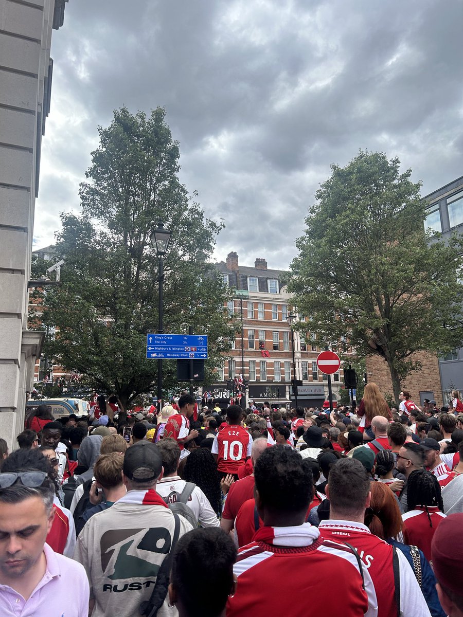 J14willOfficial's tweet photo. Walked across half of London. Every station closed. Snuck onto a train as kings cross reopened. Every shirt even at 11pm is an arsenal one. This club is huge 🔴⚪️ https://t.co/5sXDRy2OJl