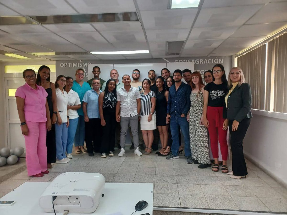 dirpgucmcfg's tweet photo. Ayer fue una jornada espectacular e increíble en el Hospital Provincial Gustavo Aldereguia Lima de Cienfuegos, se desarrollo la jornada de alumnos ayudantes de Oncología y Hematología, excelente evento con estudiantes y profesores de la Universidad de Ciencias Médicas. https://t.co/7MB0IUl66O