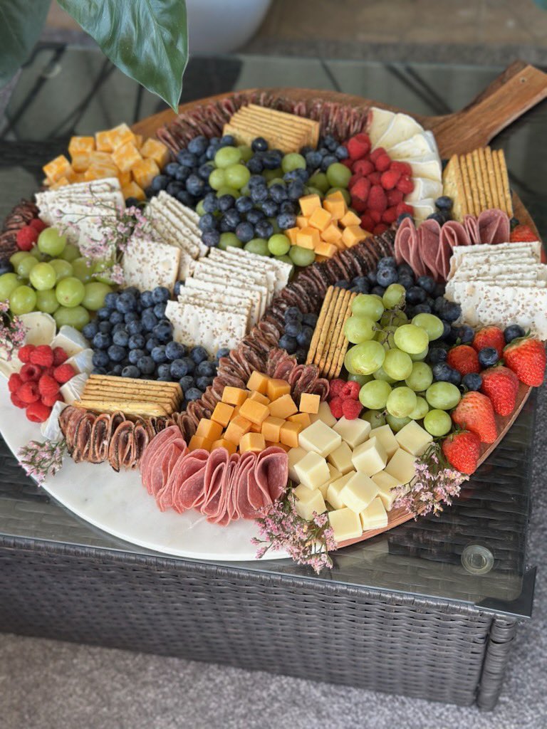 BluheDecor's tweet photo. We do all things charcuterie!

#charcuterieboards #partyfoods #fingerfoods #celebration #grazingtables #charcuteriecups #charcuterie https://t.co/DGBfFzVmKS