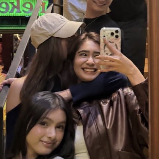 eliuve_'s tweet photo. Happy June 1st to my fav #lelliza pic 😋 https://t.co/e3JBGQrcOM