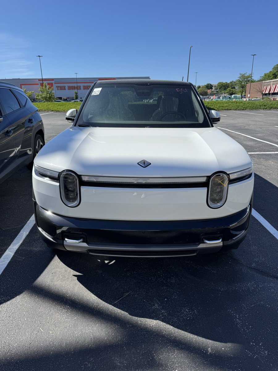 letskickit11's tweet photo. @RivianTrackr The new Pittsburgh, PA showroom/SC that opens next week just had a production R2 sitting outside today. 11 days old. https://t.co/hwYcV5K6jP