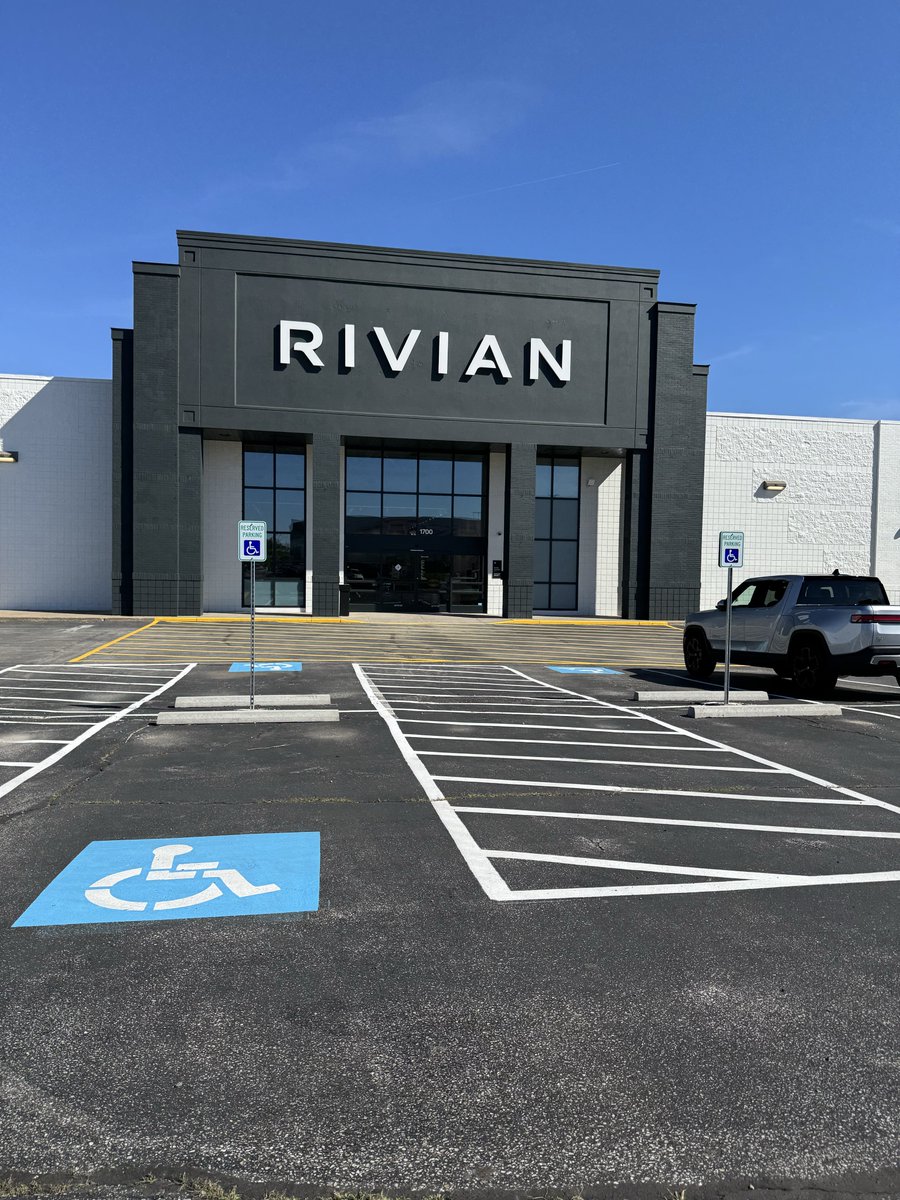 letskickit11's tweet photo. @RivianTrackr The new Pittsburgh, PA showroom/SC that opens next week just had a production R2 sitting outside today. 11 days old. https://t.co/hwYcV5K6jP