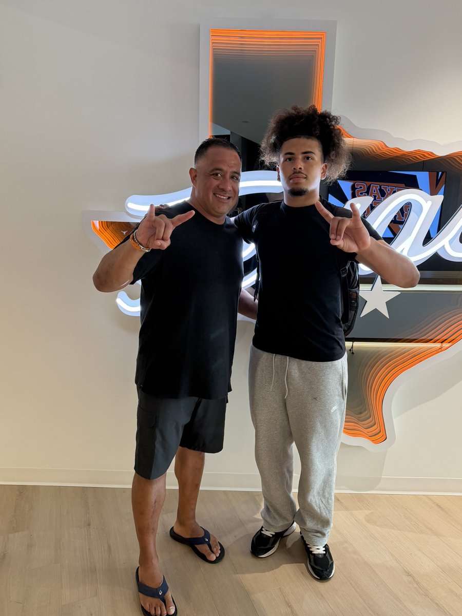 AllenKennettV's tweet photo. After a great conversation with @CoachSark I am blessed to receive and offer from The University of Texas!! #hookem @CoachNansenUT @OrtegeJenkins16 @Coach_Fifita94 @GregBiggins @adamgorney @BlairAngulo @SWiltfong_ @SMCHS_Football https://t.co/fCUmgOVbgy