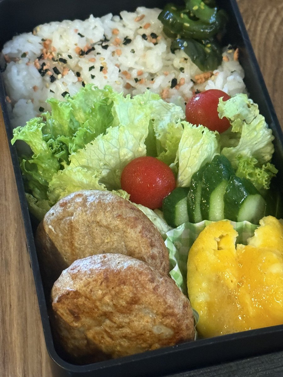 macha_zo's tweet photo. おはようございます〜
またまた今週もスタート💦
しかし、不安定要素がなかなか終わりそうにないなぁ💤

ニャンズ達は、朝早くから運動会でした😱💦

本日は、ハンバーグ弁当です🙆 https://t.co/2fCtBfHFFK