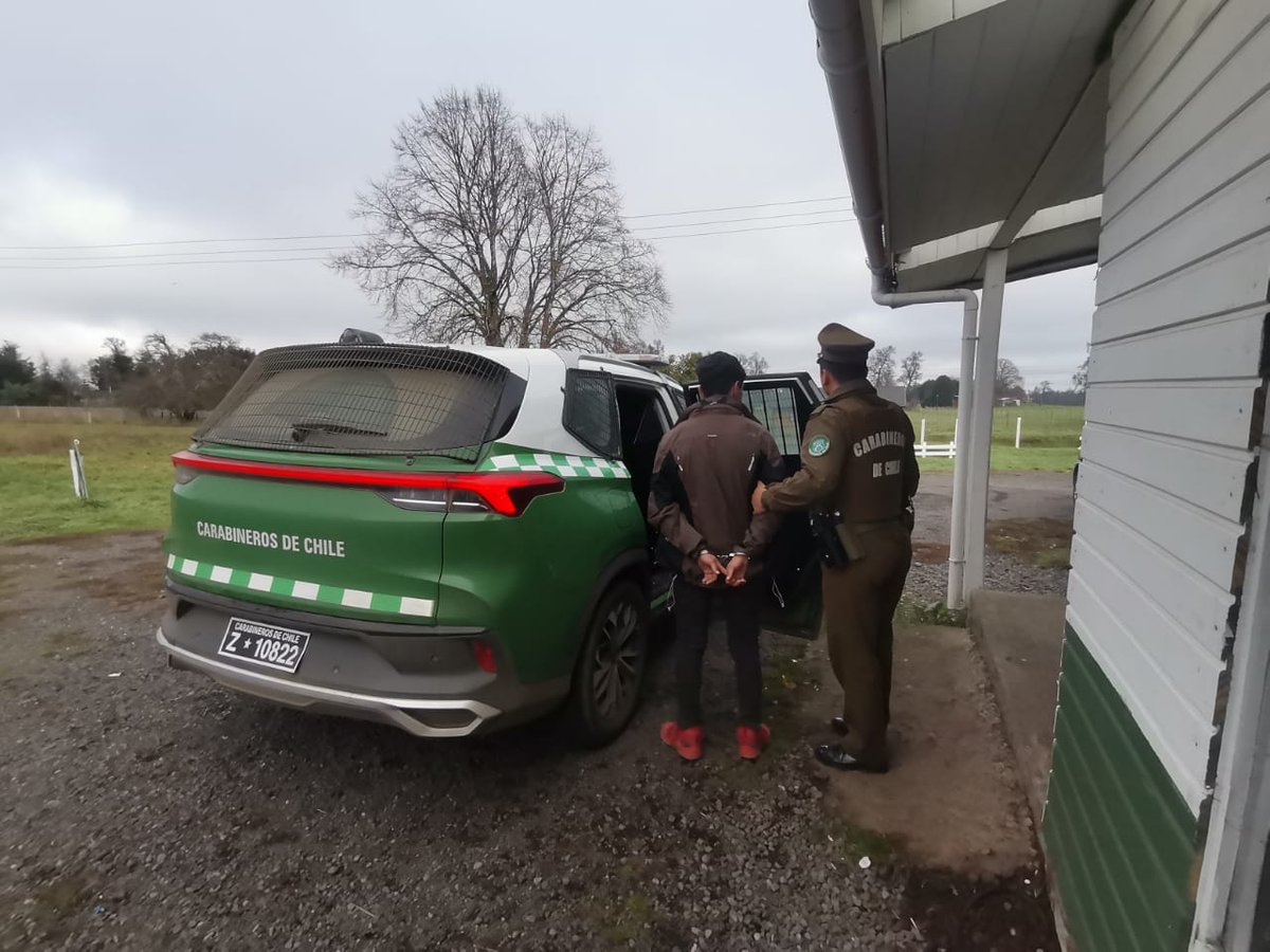 CarabLosRios's tweet photo. #Valdivia: Carabineros del Retén Diumen detuvo a un sujeto por el delito de receptación, recuperando un vehículo que mantenía encargo vigente por apropiación indebida. El imputado, quien registra antecedentes penales previos, fue puesto a disposición del tribunal competente y el vehículo devuelto a su propietario.
#OrdenyPatria
