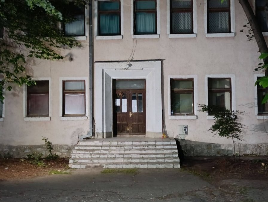 Biljana16559170's tweet photo. Затварање српских амбуланти и прогон болесних: 10/10 🏥❌
Срамно ћутање Канцеларије за КиМ и Београда: 10/10 🤫🤡
Одбрана малобројних Срба у Обилићу: 0/10 🛑

Народе, док гледате патетичне представе и војно-полицијске параде на РТС-у, и док @avucic @predsednikrs и Синиша Мали обећавају летење у економска небеса са кинеским роботима, ТЗВ. КОСОВСКА ПОЛИЦИЈА ЈЕ ЗAПЕЧАТИЛА СРПСКУ АМБУЛАНТУ У ОБИЛИЋУ! Оставили су малобројне, преостале Србе без права на лечење и лекове, под патетичним изговором да „незаконито обављају медицинску делатност”! 🩸🚑

Али пазите сад највећу срамоту: АПСОЛУТНО НИЈЕДНЕ ЈЕДИНЕ РЕАКЦИЈЕ српских званичника и Српске листе данас није било на ово етничко чишћење у Обилићу! Мук. Тишина. Ни гласа од оних који иначе штанцују козметичке декларације и организују лажне протесте подршке за своје фотељаше.

Зашто ћуте? Зато што је Аца Шиптар тамо већ све предао и распродао на тацни за шаку власти и пуне џепове! Продао је Косово и Метохију део по део ради опстанка на трону, а пошто је тамо завршио посао, сада по истој матрици прелази на централну Србију и Зајечар, где са Кинезима отвара рудник „Малка Голаја” и исушује Црни Тимок!

Баш као што је диктатор Мадуро поклонио државно злато лобисти Запатеру, тако и ова социјална елита крчми нашу земљу, реке, историју и традицију. Штанцују Вулинове законе за увоз лажних бирача да заштите своје фотеље, а преко послушника Профитерија су упрегли и Цркву да анестезира народ и ћути на ову коначну издају! Ми плаћамо кредите за Газиводе, а недужни Срби у Обилићу не могу ни крвни притисак да измере. Стићи ће вас најтежа божја казна за ову сурову издају сопственог народа! 👀👇

@anabrnabic @snssrbija @PetkovicPetar 
#Косово #Обилић #Издаја #Корупција #СрпскаЛиста #Вучић #СинишаМали #Истина #ГласНарода #Порфирије #Зајечар #Зиђин #УвозБирача #Екоцид