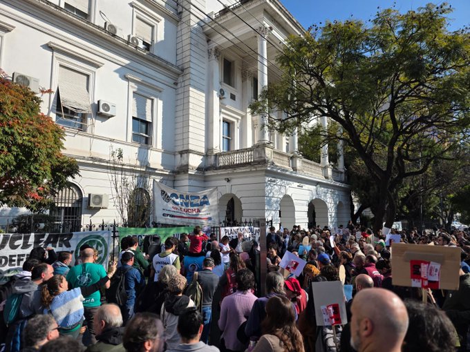 norabar's tweet photo. Hoy se cumplieron 76 años de la creación de la @CNEA_Arg y así lo recordaron quienes todos los días y en las peores condiciones la hacen un ejemplo de prestigio internacional 👇 https://t.co/HUsB4huiZT