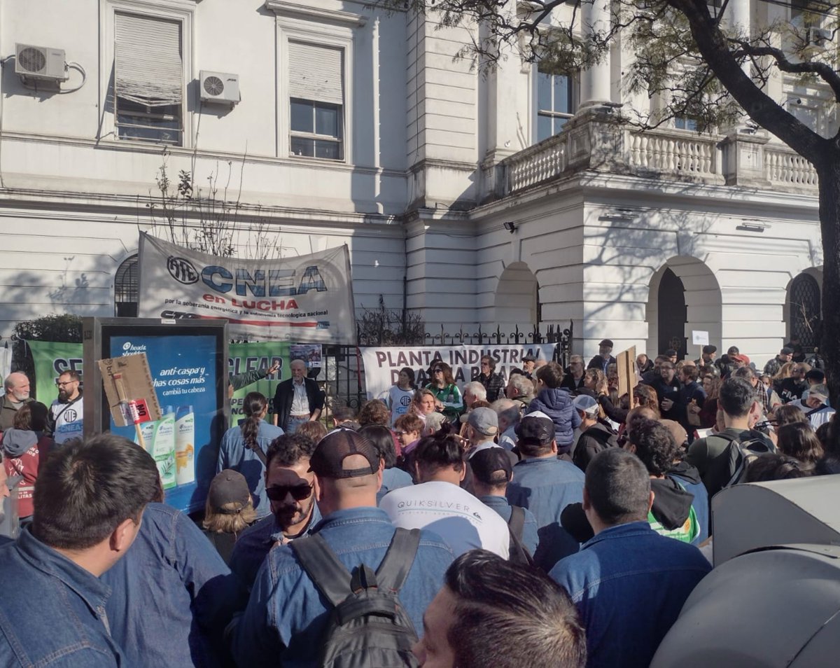 norabar's tweet photo. Hoy se cumplieron 76 años de la creación de la @CNEA_Arg y así lo recordaron quienes todos los días y en las peores condiciones la hacen un ejemplo de prestigio internacional 👇 https://t.co/HUsB4huiZT