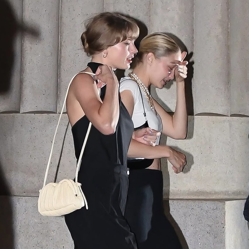 Taylors_Archive's tweet photo. Taylor really teased “Tay Story” 3 years ago 😭

She wore a purse called the “Mini Cloud Clutch” on June 19, 2023, exactly 3 years before Toy Story 5 premieres 😭 https://t.co/6LFX2YvgIJ